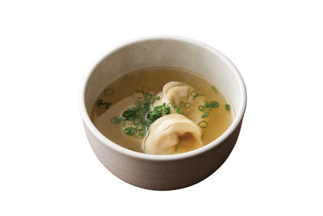 記事画像4: 丼に入ったワンタンスープ。ネギが散らされている。