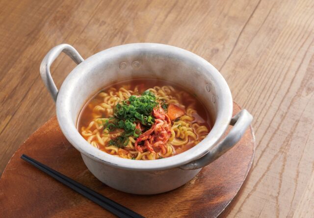 記事画像7: アルミ鍋に入ったキムチとネギが乗ったラーメン