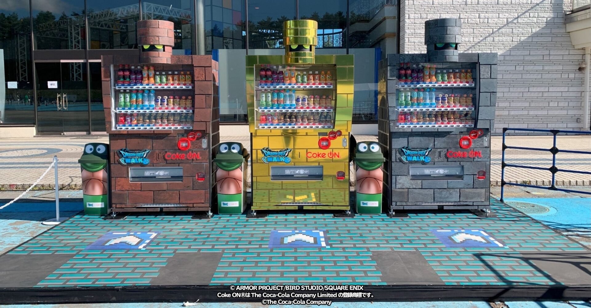 記事画像8: ドラゴンクエストウォークとのコラボ自動販売機が3台並んでいます。