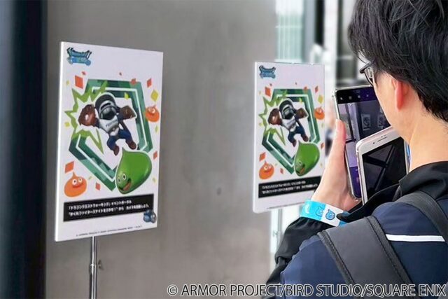 記事画像10: 男性がスマホでドラゴンクエストのキャラクターが描かれたパネルを撮影しています。