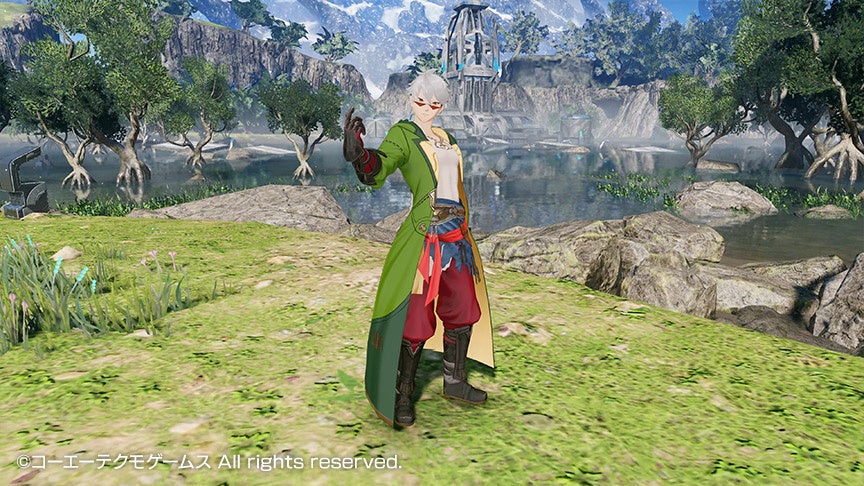 記事画像6: 緑のコートを着たキャラクターが、湖畔の自然の中でポーズをとっている。