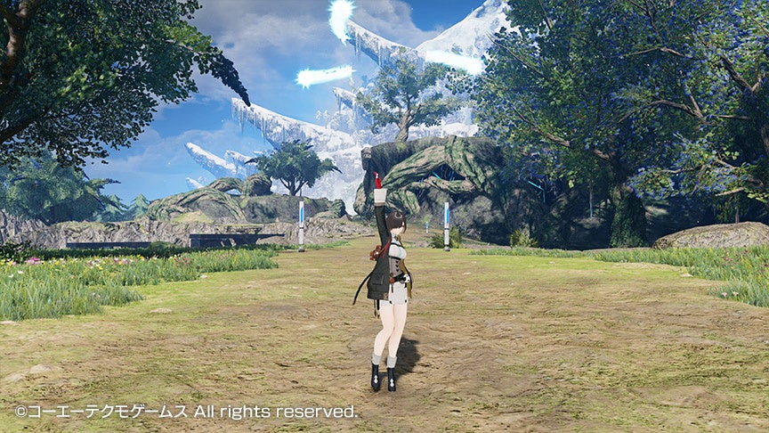 記事画像10: 緑豊かなフィールドで、キャラクターが片手を上げているゲーム画面。