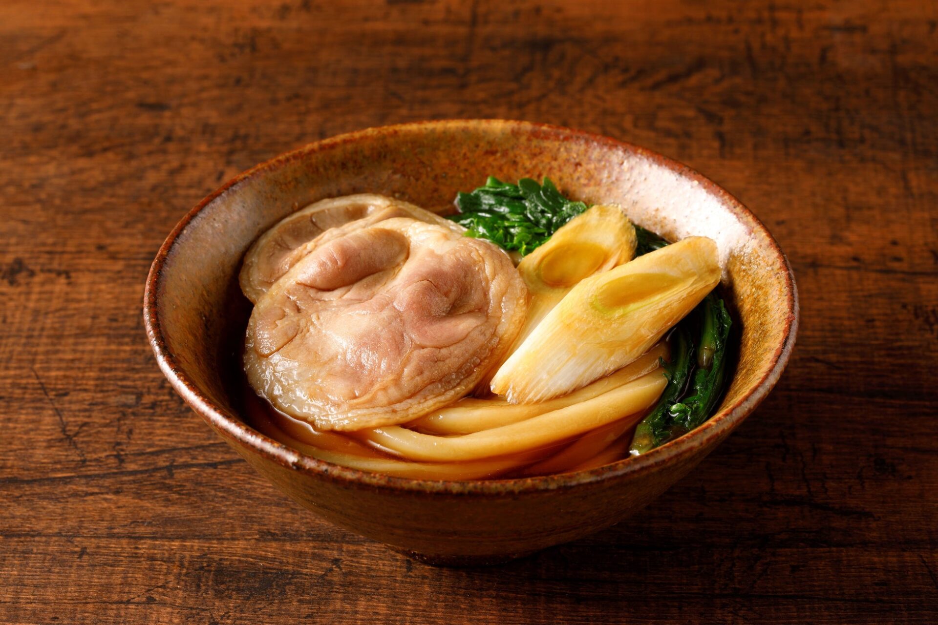 記事画像9: 茶碗に入った美味しそうなうどん、ネギと豚肉が添えられています。