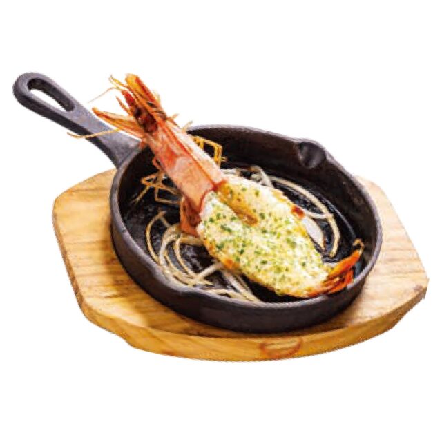 記事画像4: スキレットで焼かれたエビ料理、パセリが散らされている