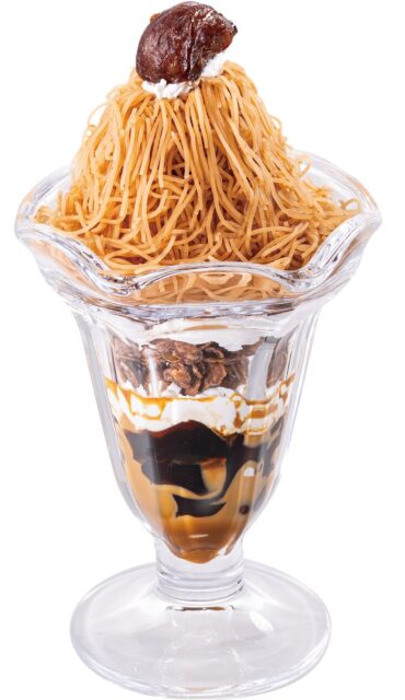 記事画像2: モンブランパフェのグラスデザート。栗と生クリーム、カラメルソース。