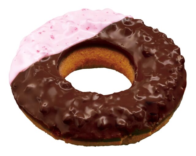 記事画像6: チョコレートとイチゴ風味のアイシングがかかったドーナツ