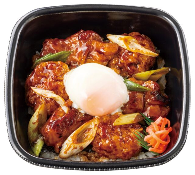 記事画像2: 照り焼きチキンと温泉卵、ネギが乗った弁当