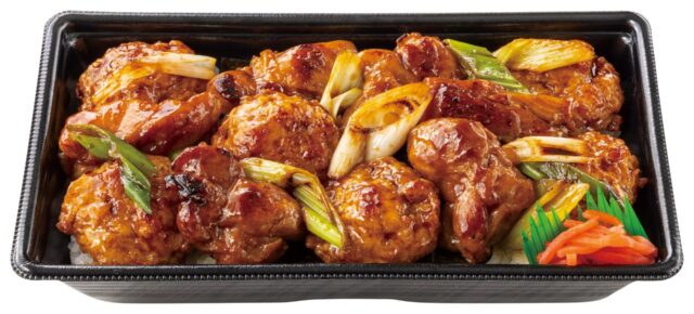 記事画像5: 照り焼きチキンとネギが乗ったお弁当。