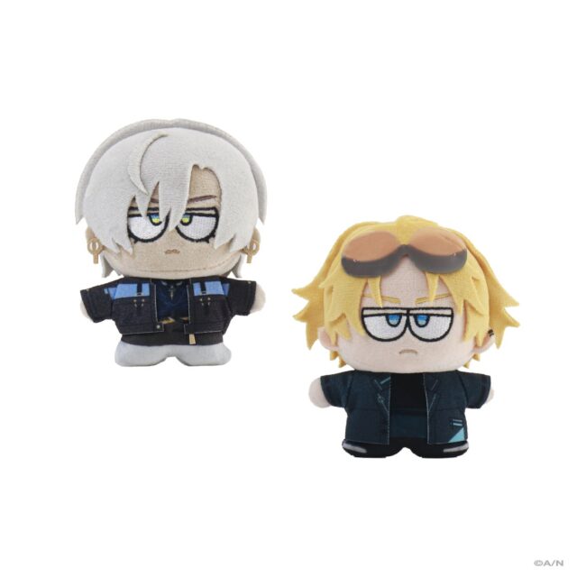 記事画像8: アニメ風のキャラクター plush doll、個性的な衣装で二体並んでおり、商品として展示