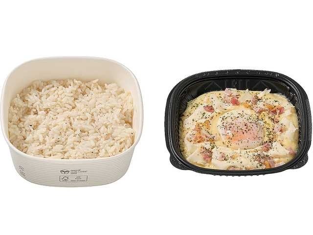 記事画像2: 容器に入ったご飯と、黒い容器に入った温泉卵とベーコンのパスタ