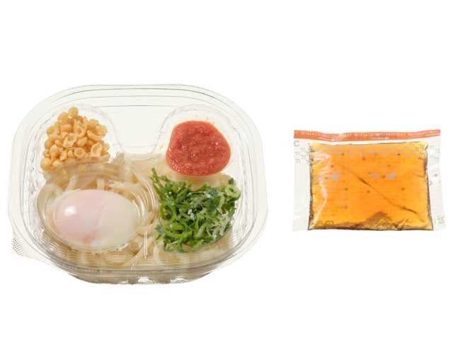 記事画像4: 温泉卵、ネギ、キムチ、揚げ玉が入ったうどん弁当とタレ