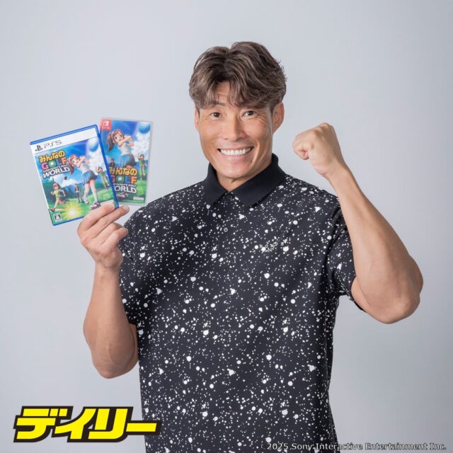 記事画像7: 男性が「みんなのGOLF WORLD」のソフトを2本持っている様子。