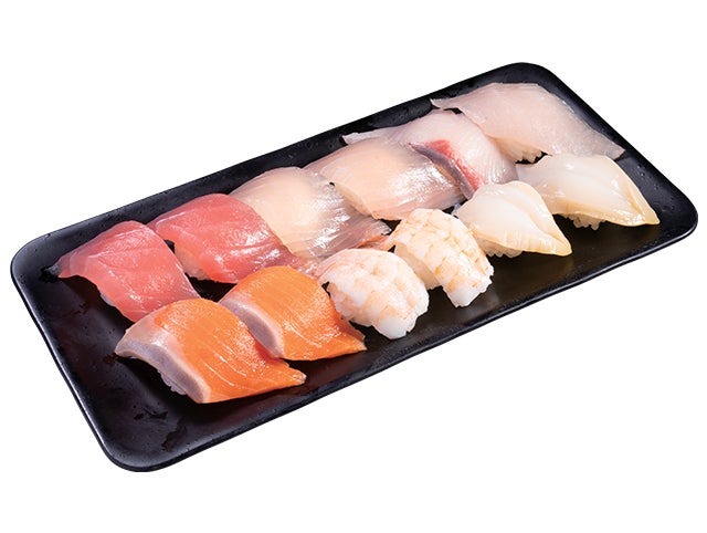 記事画像7: 黒い皿に盛り付けられた、美味しそうな寿司の盛り合わせ。
