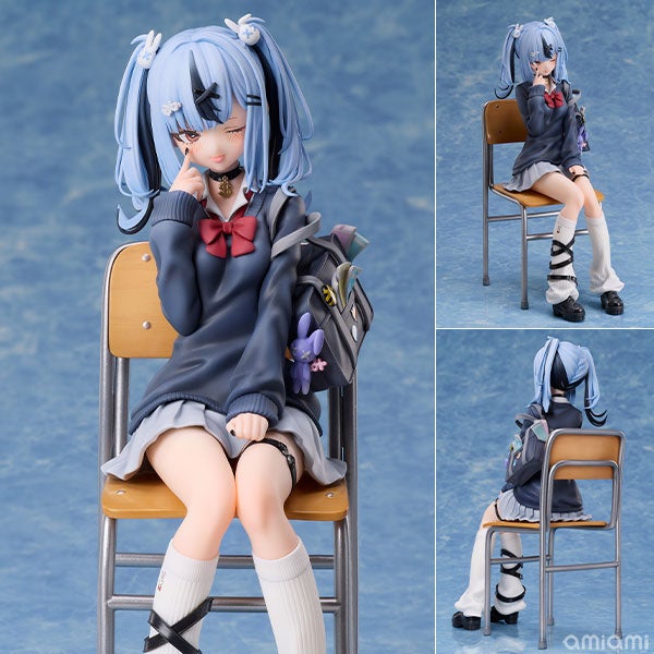 記事画像2: 椅子に座る青髪の制服姿のフィギュア。カバンや小物が付属。