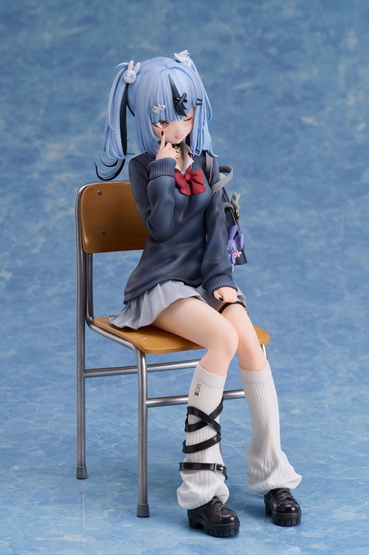 記事画像3: 青髪の美少女フィギュアが椅子に座り、指で顎を触れている。