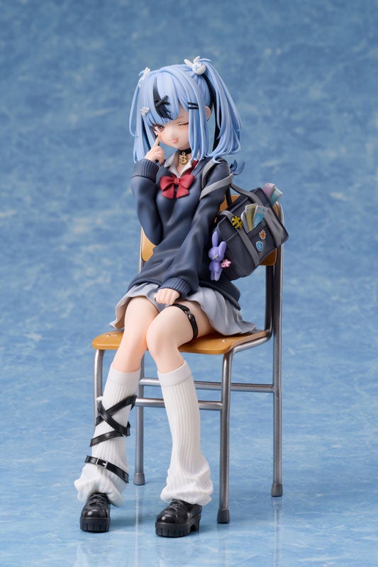 記事画像4: 青髪の美少女フィギュアが椅子に座り、ウィンクをしている。