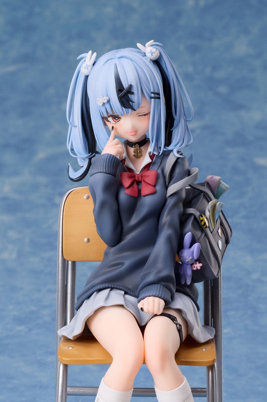 記事画像5: 制服を着た青髪の美少女フィギュア。ウィンクした表情が魅力的。