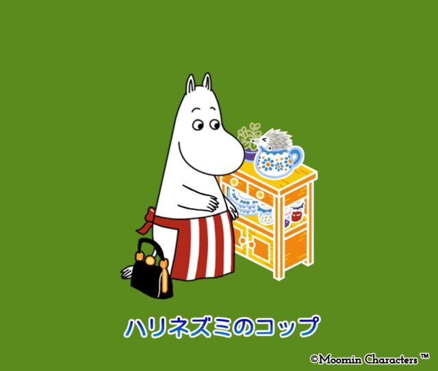 写真2:エプロンを着たムーミンのキャラクター、彼の前にレギュラーカップのタップを1杯入れた