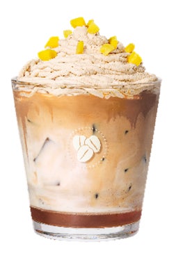 ホイップクリームとトッピングが乗った、見た目も鮮やかなアイスコーヒー
