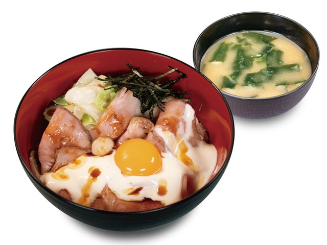 温泉卵が乗った、ローストポーク丼と味噌汁