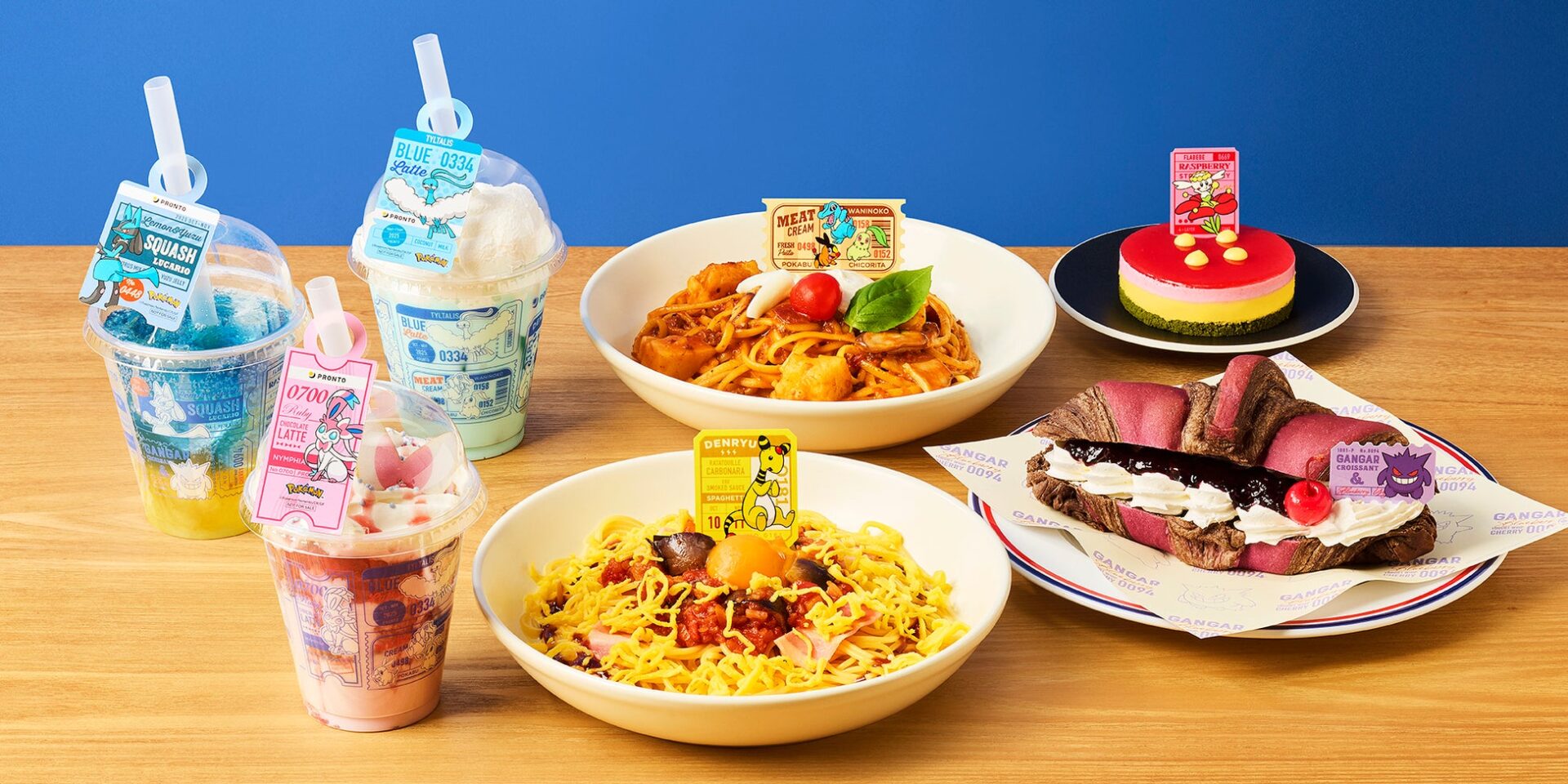 ポケモンコラボのドリンク、パスタ、ケーキ、クロワッサンのセット