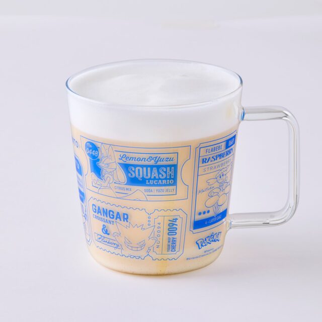 ポケモンデザインのガラス製マグカップに入ったクリームソーダ