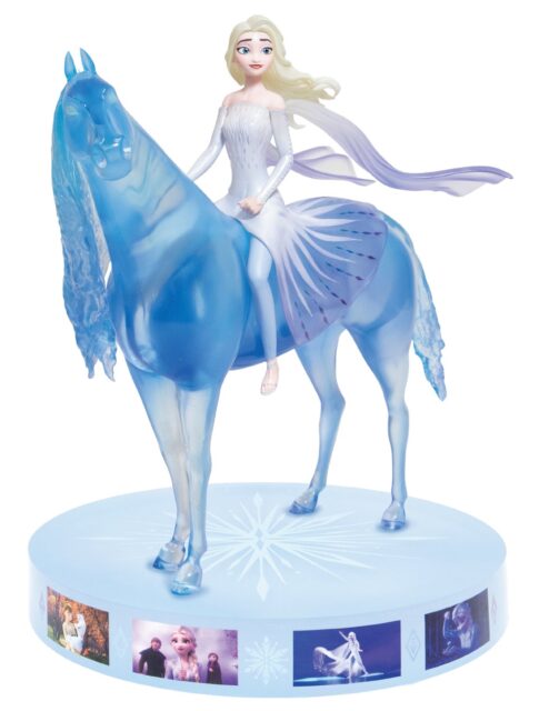 アナ雪のエルサが氷の馬に乗るフィギュア。台座には劇中シーンが描かれている。