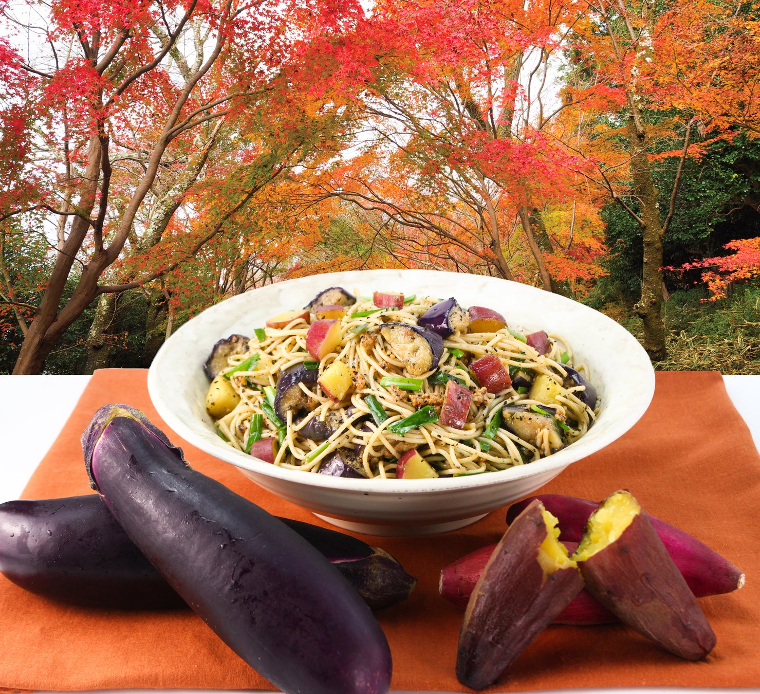 秋の紅葉を背景に、ナスとサツマイモのパスタ