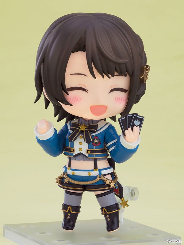 笑顔でカードを持つ青い制服のフィギュア