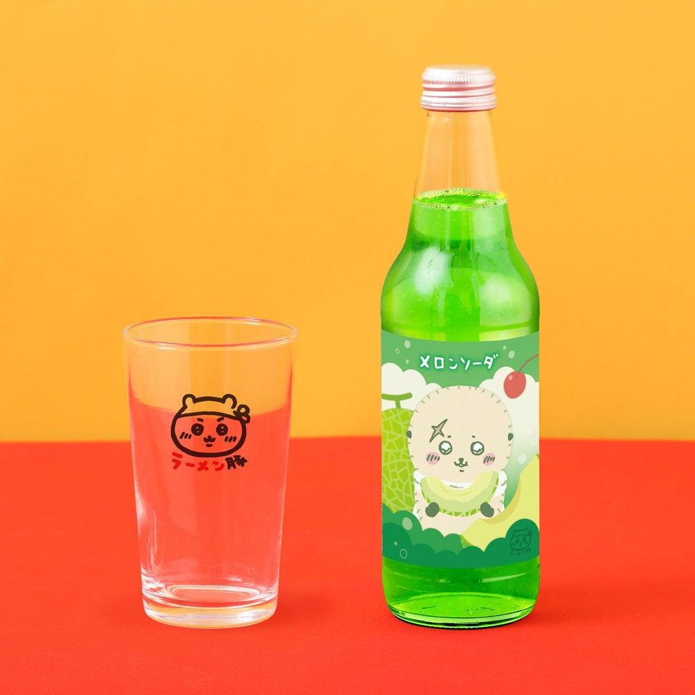 メロンソーダのボトルと、ラーメンをモチーフにしたキャラクターが描かれたグラス