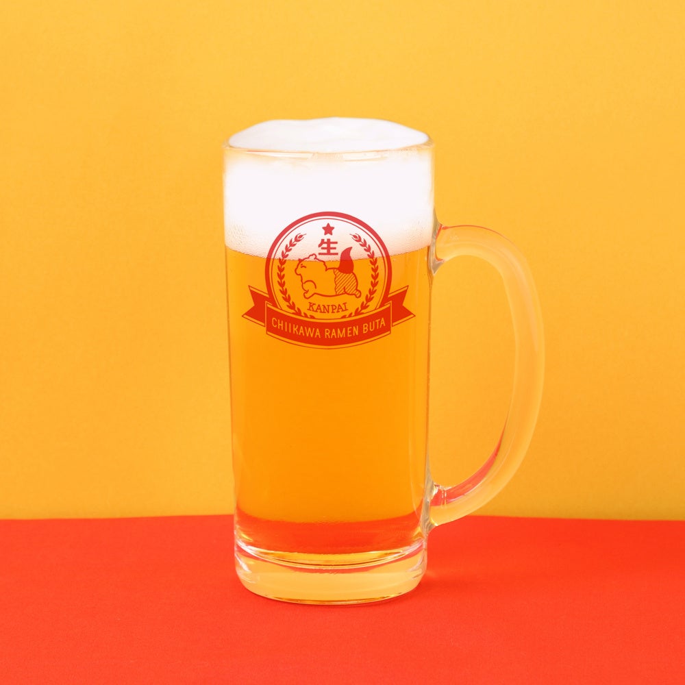 泡がたっぷり入ったビールジョッキのアップ。ロゴ入り。
