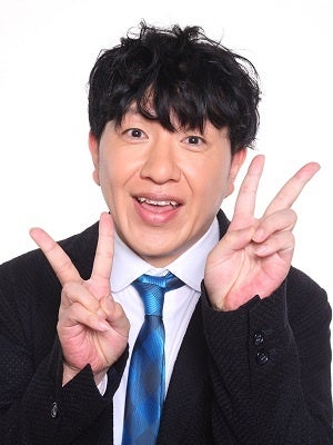 スーツ姿の男性がピースサインをしている。