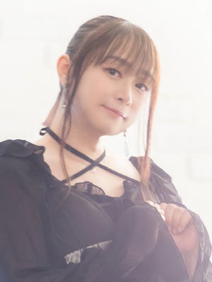 黒い衣装を着た女性の顔写真