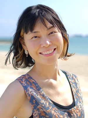 海岸で微笑む女性