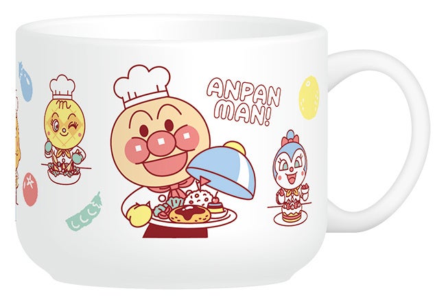 アンパンマンとその仲間たちが描かれたマグカップ、料理を運ぶ姿