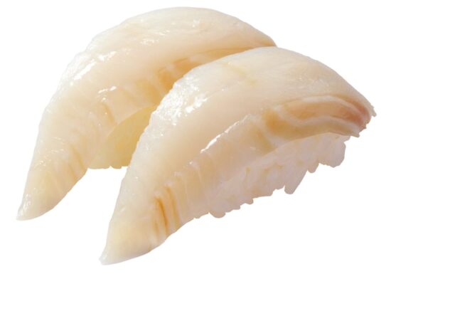 白背景に新鮮な白身魚の握り寿司が2貫並んでいる
