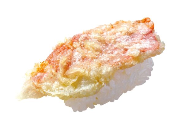 白米の上に天ぷらにした赤身の魚が乗った寿司