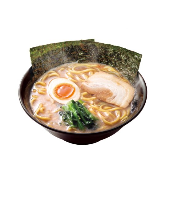 どんぶりに盛られた、チャーシュー、味玉、ほうれん草入りのラーメン。