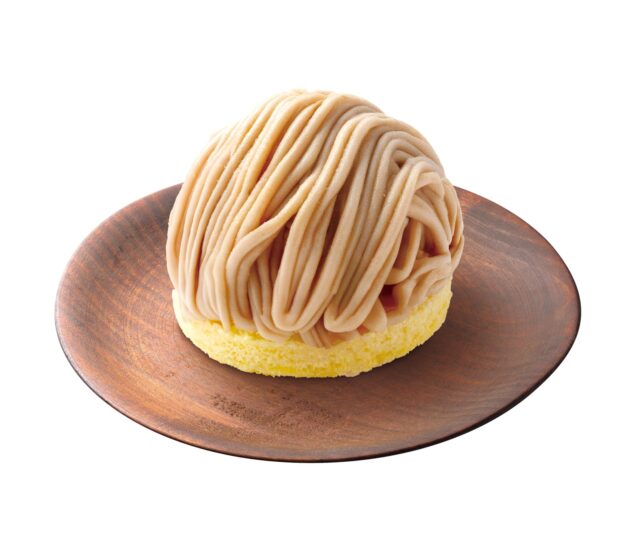 木製皿に乗ったモンブランケーキ