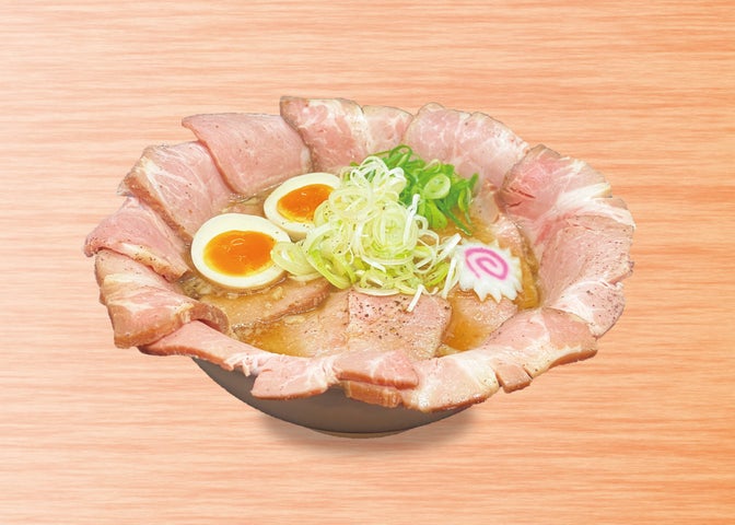 卵のゆで豚をたくさん持ったラーメン