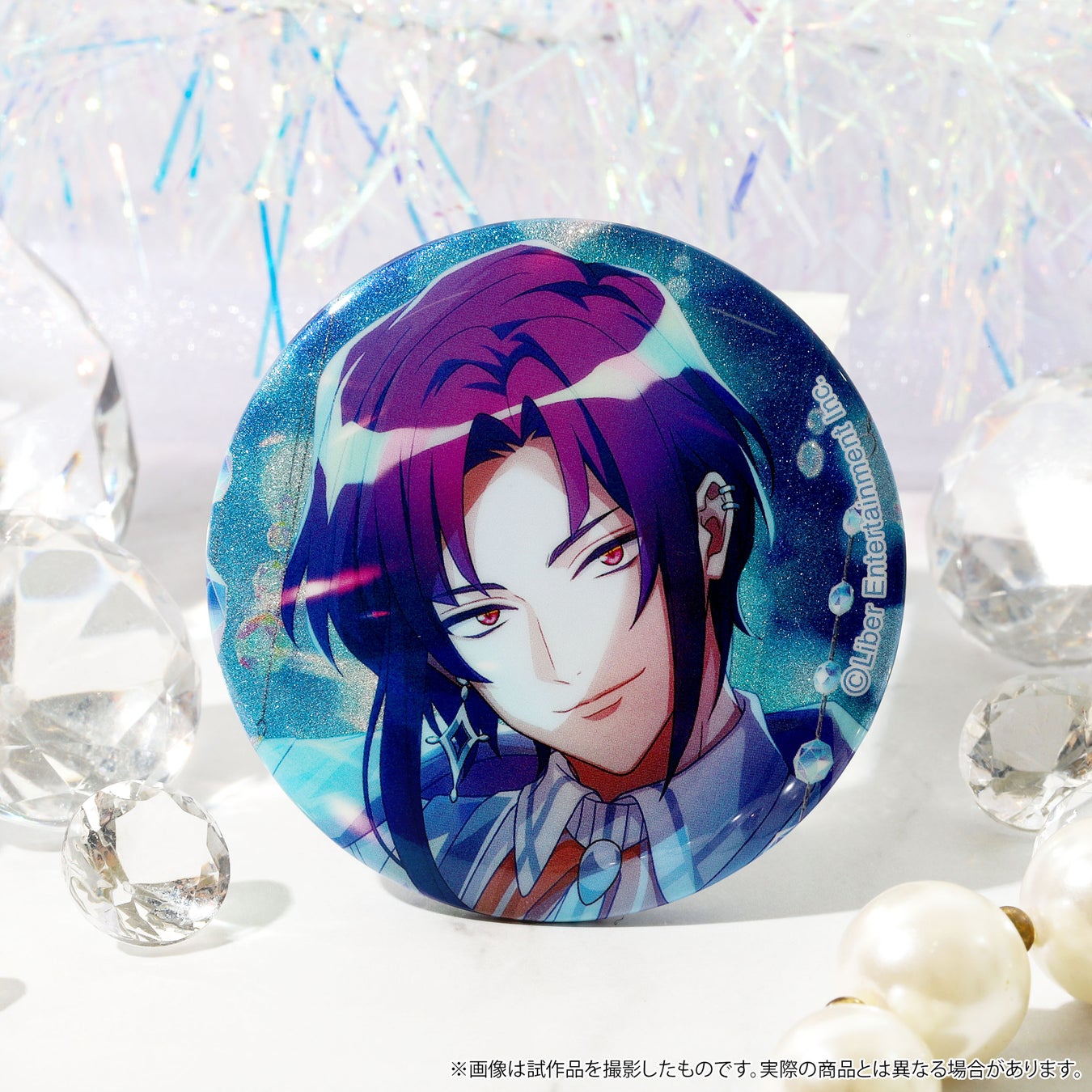 アニメ風キャラクターの缶バッジと宝石、パールが配置された商品画像