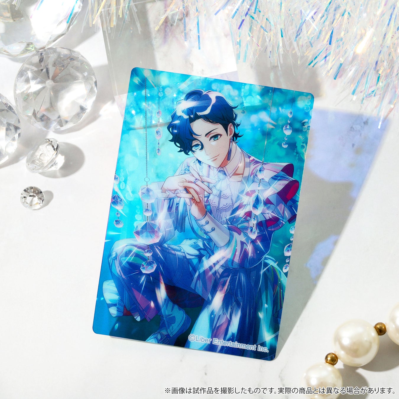 アニメ風のキャラクターが描かれたクリアカードと装飾品