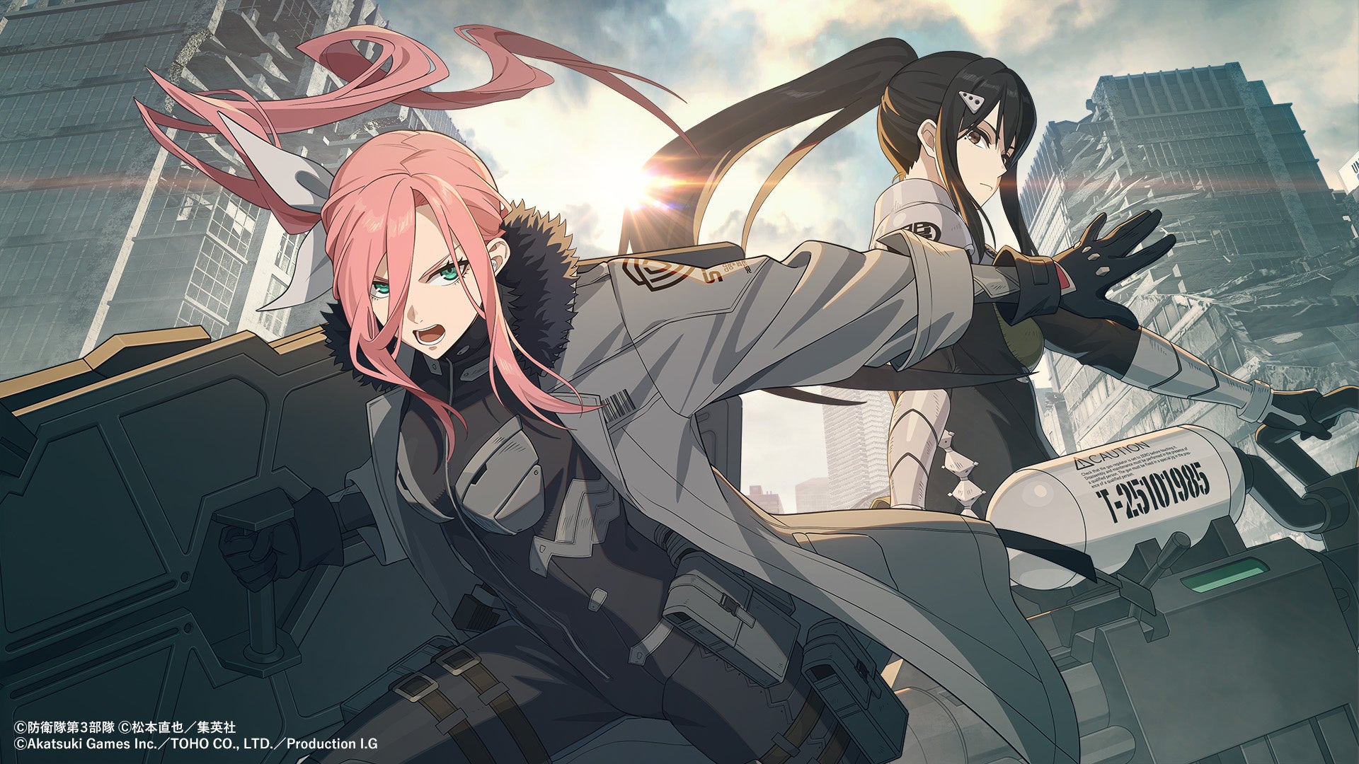 アニメ風の絵柄で、二人の女性キャラクターが都市の廃墟でポーズをとっている。