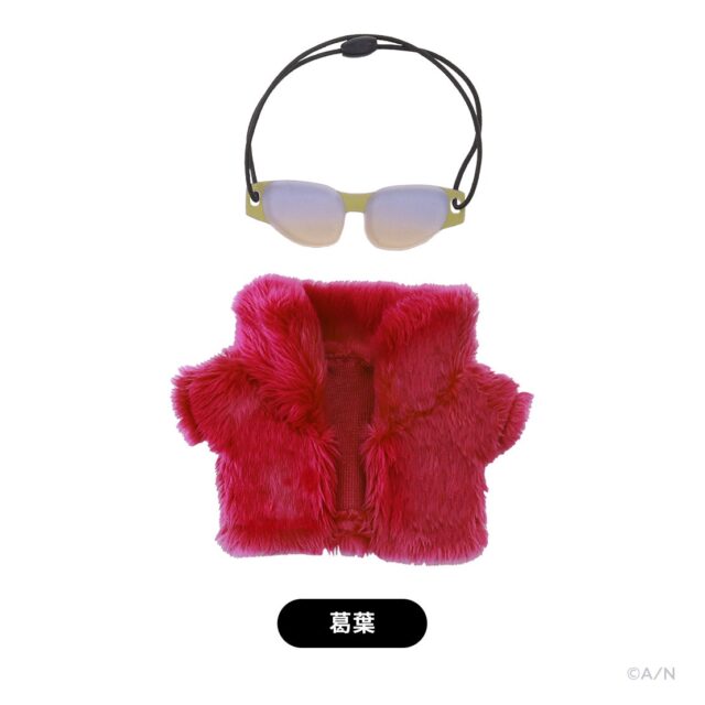 ピンクのファーコートとサングラスのセット商品。