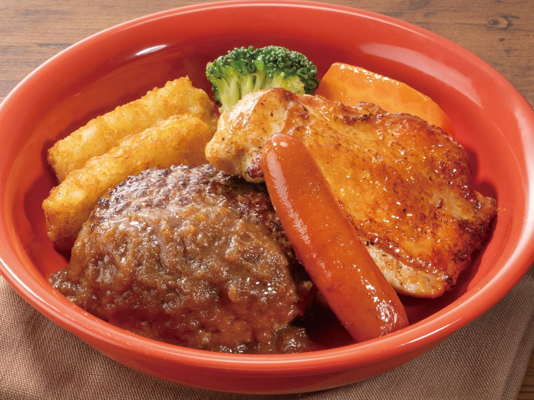ガストの「ビーフ100%粗挽き肉厚ステーキ風ハンバーグ ミックスグリル」。