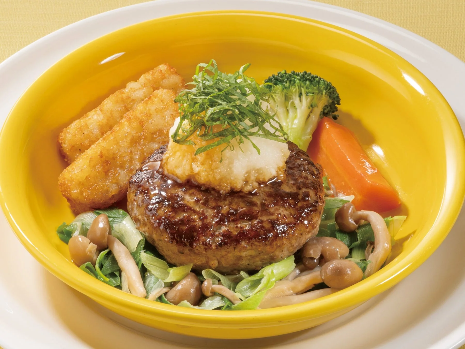 ガストの「ビーフ100%ねぎと大葉おろしの粗挽き肉厚ステーキ風ハンバーグ」。