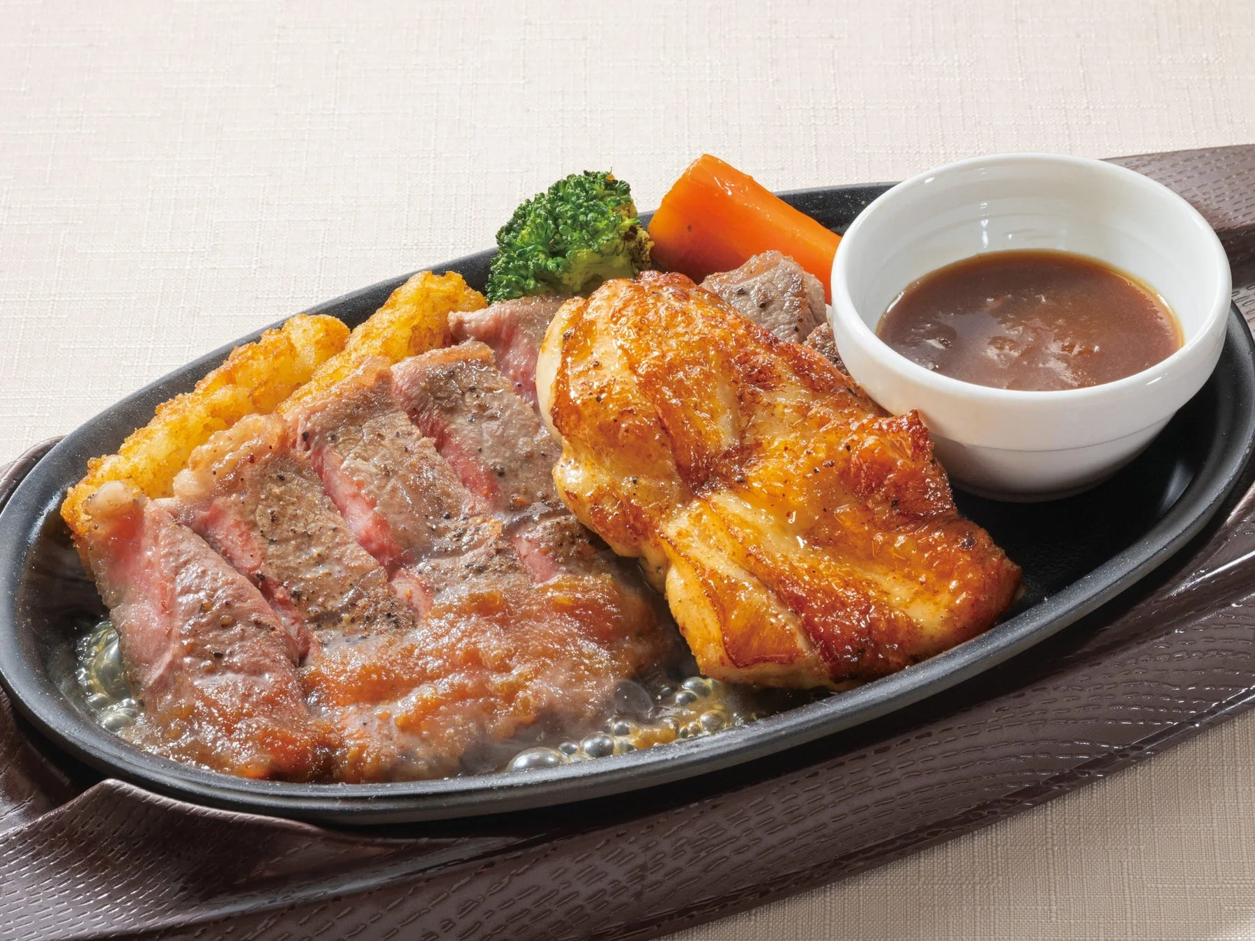 ガストの「牛＆鶏のWミートプレート」。ステーキとチキンの盛り合わせ。
