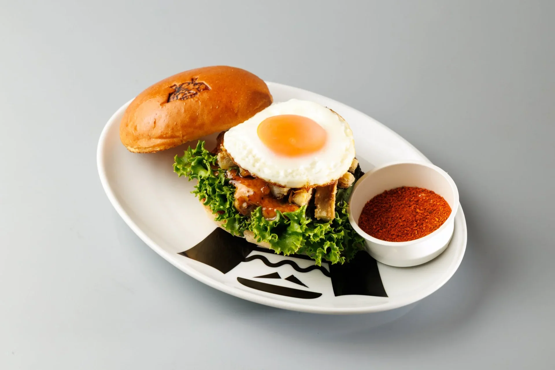 SHOGUN月見バーガー(七味唐辛子添え)の全体像