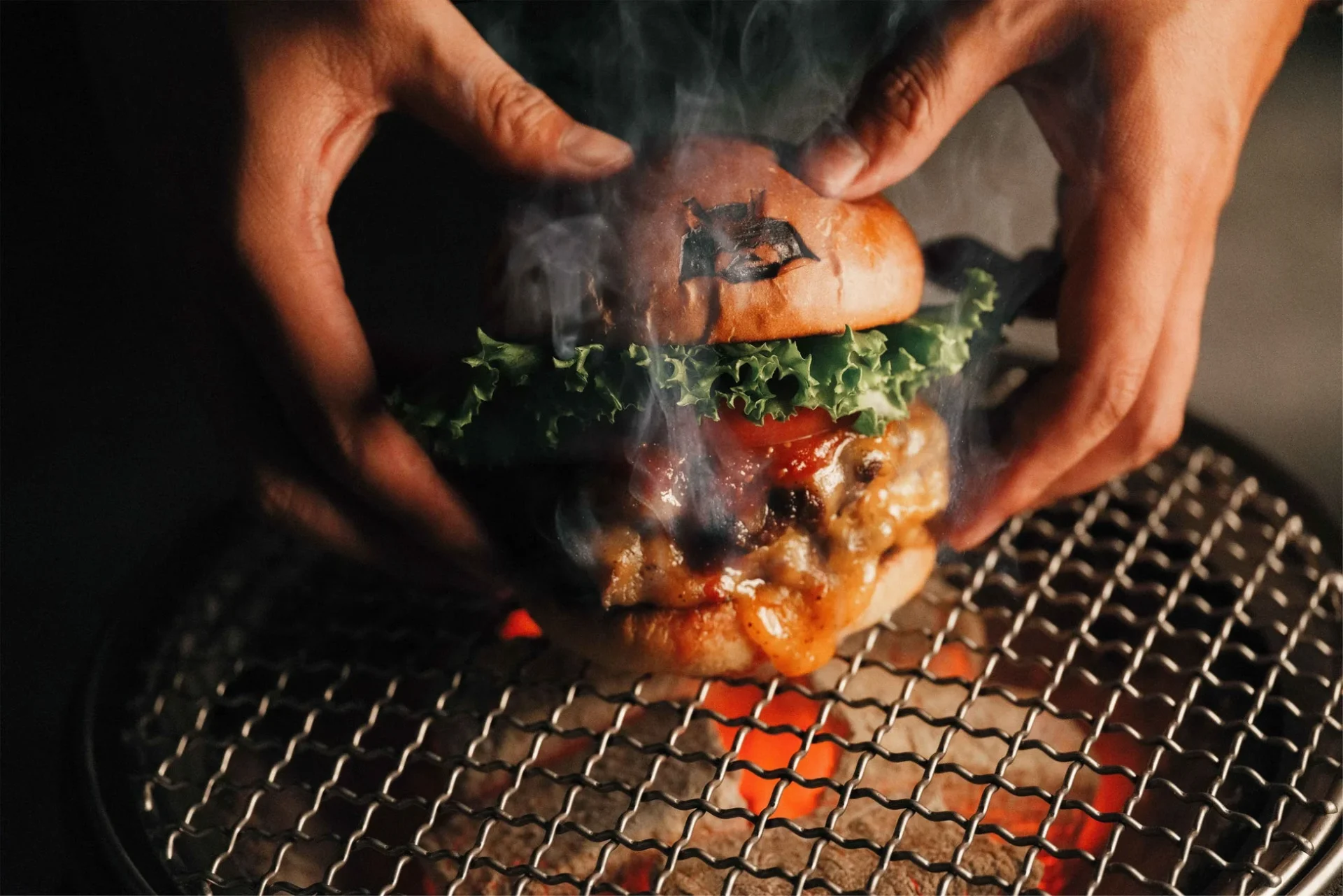 炭火で丁寧に焼き上げられるSHOGUN BURGERの和牛パテ