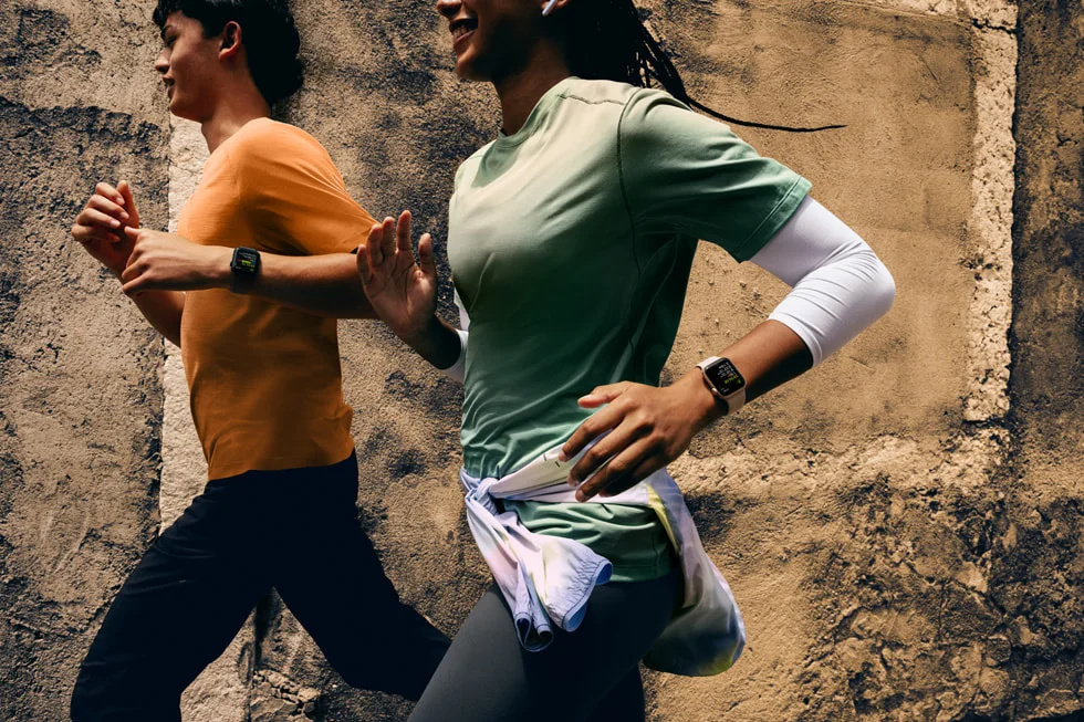 Apple Watch SE 3を装着してランニングする2人の人物
